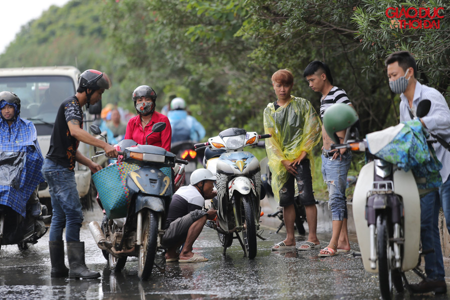 Người dân sinh sống ven đại lộ Thăng Long cho biết: "Tình trạng ngập úng nặng sau mỗi kì mưa bão đã xảy ra 2 năm nay. Năm 2018, tình trạng này kéo dài gần 1 tuần, ảnh hưởng lớn đến đời sống sinh hoạt và công việc của người dân".