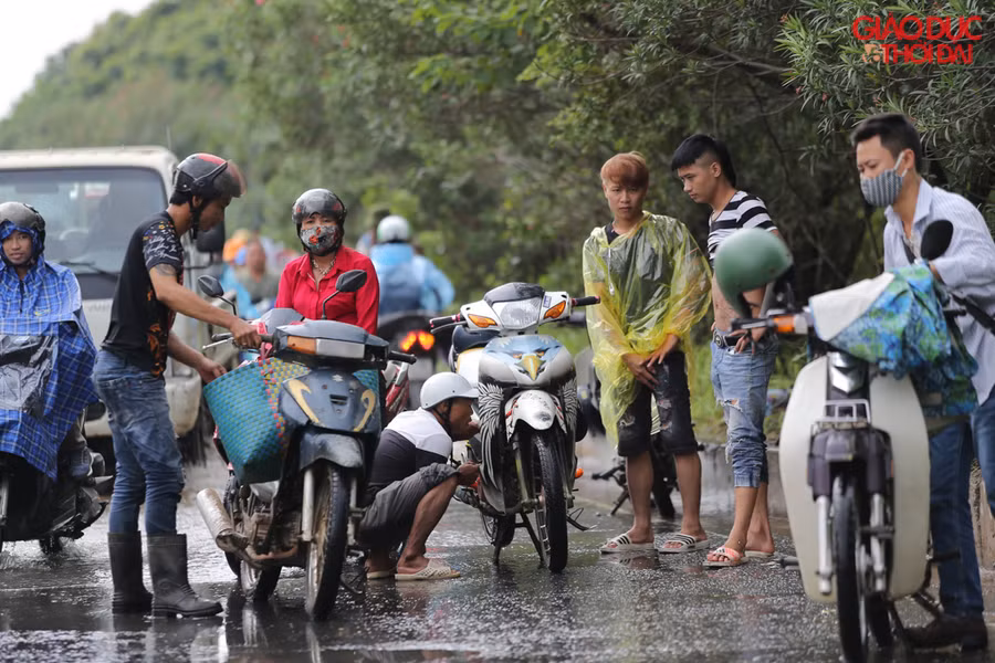 Người dân sinh sống ven đại lộ Thăng Long cho biết: "Tình trạng ngập úng nặng sau mỗi kì mưa bão đã xảy ra 2 năm nay. Năm 2018, tình trạng này kéo dài gần 1 tuần, ảnh hưởng lớn đến đời sống sinh hoạt và công việc của người dân".