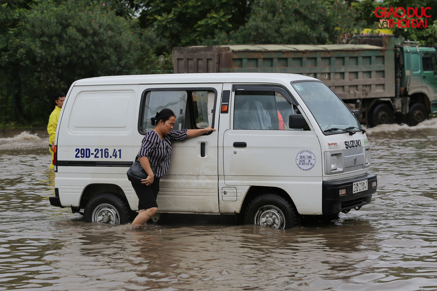 Trong sáng ngày hôm nay rất nhiều xe ô tô khi đi qua đây đã bị chết máy, lực lượng cứu hộ xe ngay phía trên luôn túc trực.