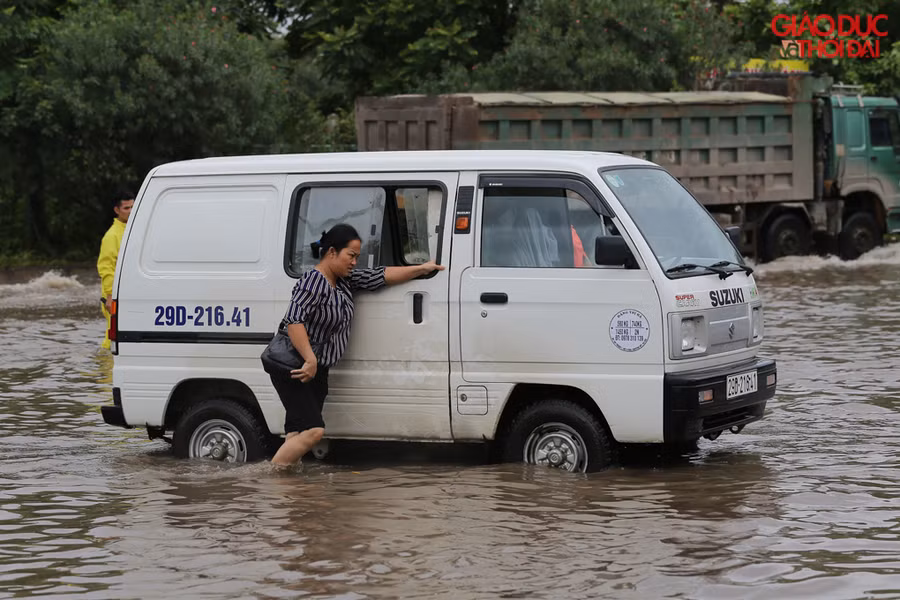Trong sáng ngày hôm nay rất nhiều xe ô tô khi đi qua đây đã bị chết máy, lực lượng cứu hộ xe ngay phía trên luôn túc trực.