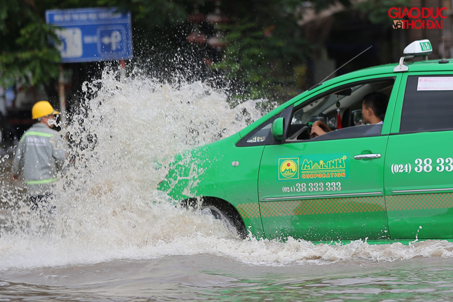 Nhiều đợt xe di chuyển qua, tạo nên sóng nước lớn, gây cản trở, mất an toàn cho nhiều phương tiện