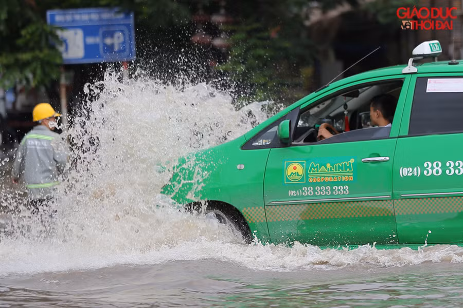 Nhiều đợt xe di chuyển qua, tạo nên sóng nước lớn, gây cản trở, mất an toàn cho nhiều phương tiện
