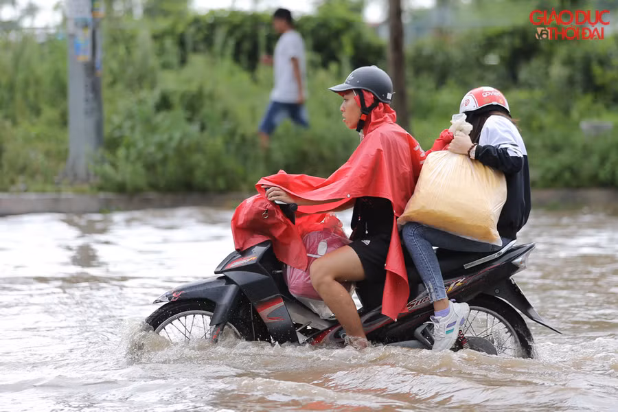 Hà Nội: Đại lộ Thăng Long biến thành sông, các phương tiện “rẽ” nước qua những điểm ngập ảnh 6