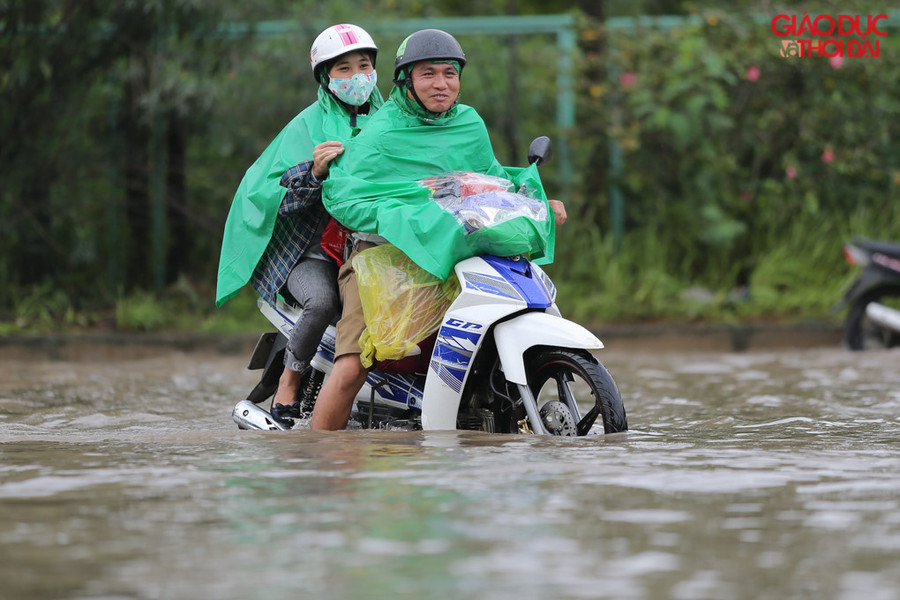 Hà Nội: Đại lộ Thăng Long biến thành sông, các phương tiện “rẽ” nước qua những điểm ngập ảnh 8 Hà Nội: Đại lộ Thăng Long biến thành sông, các phương tiện “rẽ” nước qua những điểm ngập ảnh 8