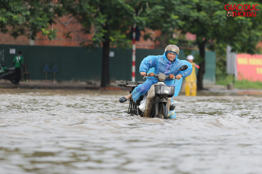 Chị Mai ( ở gần Đại lộ Thăng Long) cho biết: "Chỉ sau một ngày mưa ròng rã là nước đã ngập sâu thế này rồi. Xe máy của tôi bị chết máy giữa đường nên phải gọi cứu hộ. Nếu mưa kéo dài thêm vài ngày thì tình trạng ngập sẽ còn nghiêm trọng hơn "