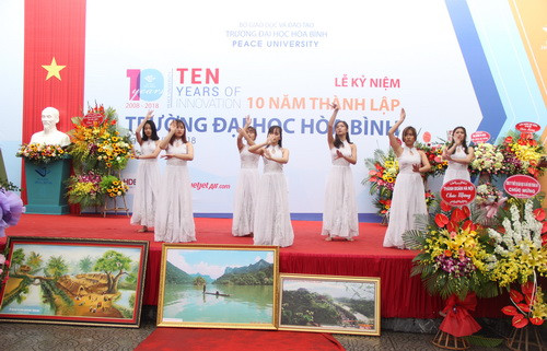 Văn nghệ chào mừng lễ kỷ niệm 10 năm thành lập Trường Đại học Hòa Bình Văn nghệ chào mừng lễ kỷ niệm 10 năm thành lập Trường Đại học Hòa Bình