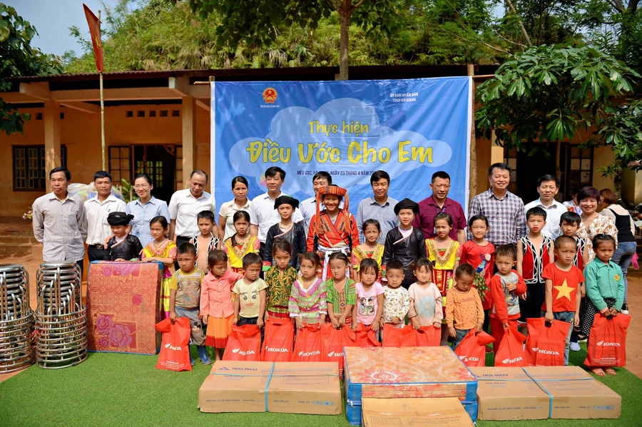 Những trang thiết bị phục vụ dạy và học đã được trao tận tay giáo viên, học sinh tại điểm trường khó khăn.