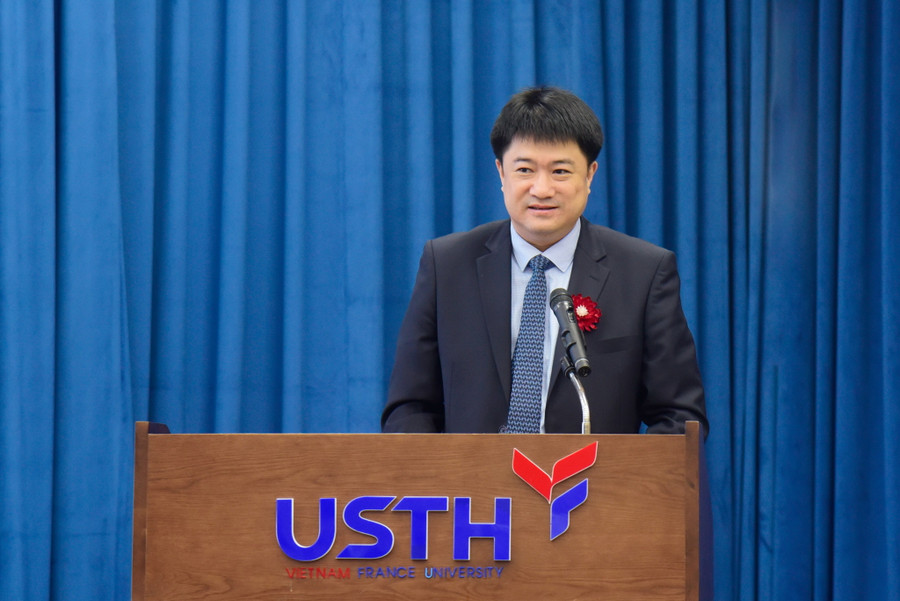 GS.TS Chu Hoàng Hà trao đổi tại hội thảo.