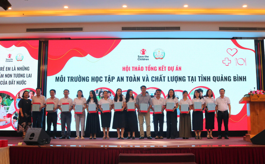 Tuyên dương những tập thể, cá nhân đã đóng góp cho Dự án.