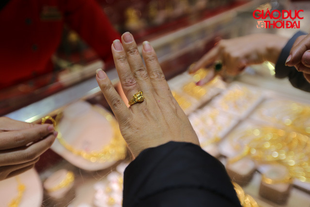 Những mặt hàng được bán chạy ngày hôm nay là sản phẩm đỉnh vàng và nhẫn hình con chuột.