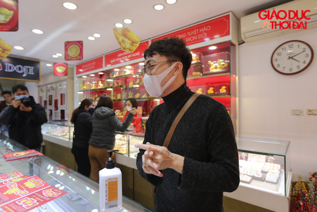 Trước khi vào cửa hàng, nhiều vị khách đã cẩn thận rửa tay bằng dung dịch rửa tay khô, được đặt ngày cổng.