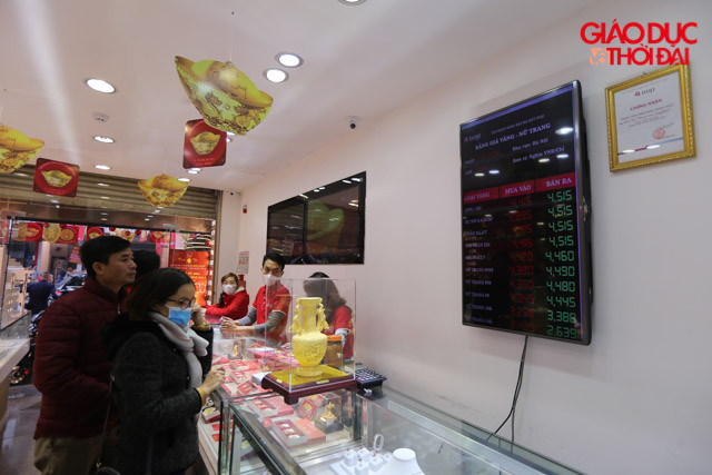 Bảng giá vàng được các cửa hàng niêm yết, cũng theo đại diện của 1 cửa hàng cho biết, có thể ngày mai giá vàng sẽ có biến động nhẹ.