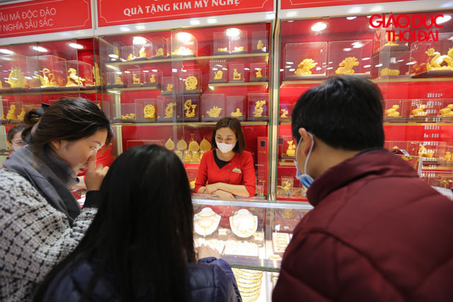 Không chỉ khách hàng, toàn bộ nhân viên trong cửa hàng vàng đều đeo khẩu trang.