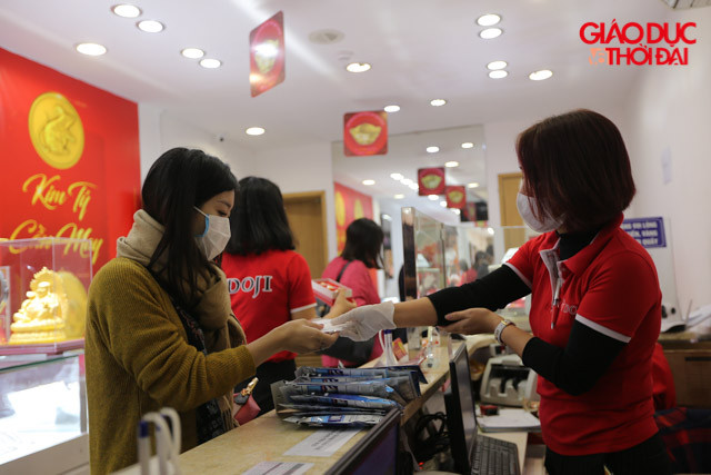 Nhiều cửa hàng hôm nay có khuyễn mãi rất đặc biệt, khi mua vàng khách hàng sẽ được tặng khẩu trang.