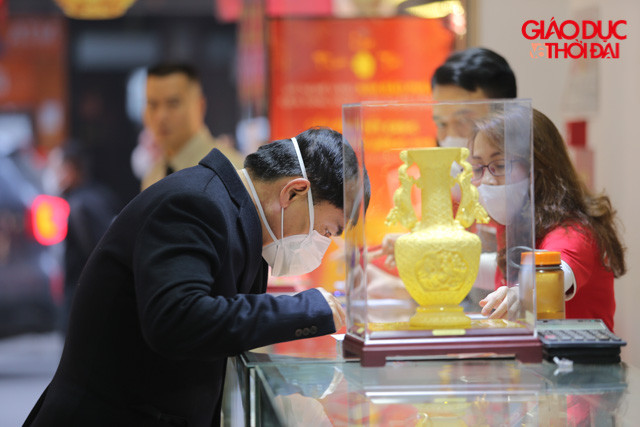 Trong chiều ngày hôm nay, nhiều người đã đi mua vàng để tránh phải xếp hàng vào ngày vía Thần Tài ngày mai.