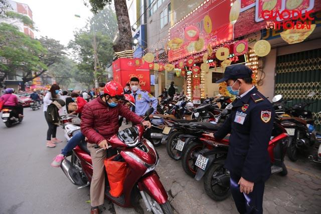 Trong ngày hôm nay, tuy chưa đến ngày Thần Tài nhưng lực lượng bảo vệ của chuỗi những cửa hàng trên đường Trần Nhân Tông đã phải hoạt động hết công suất.