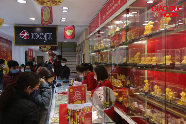 Trong cửa hàng vàng bạc đá quý Doji trên đường Trần Nhân Tông trong chiều ngày hôm nay rất đông người đã vào mua vàng, mọi người đều đeo khẩu trang.