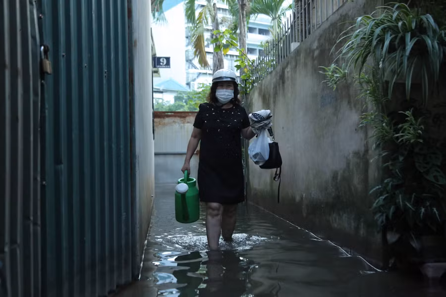 Chị Nguyễn Thị Thuận do có hẹn gặp mặt bạn bè từ trước không thể hủy, thế nhưng để ra ngoài, chị Thuận phải mang theo một can nước sạch để sau khi lội nước ra ngoài dùng nước này rửa chân rồi mới đi giày được. "Năm nào cũng như thế này, năm nay nước cao hơn so với mọi năm. Muốn đi làm hay đi chơi tôi đều phải xách theo can nước để rửa chân", chị Thuận nói.