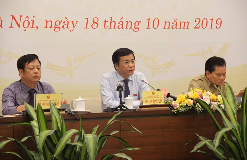 Tổng thư ký Quốc hội Nguyễn Hạnh Phúc trao đổi với báo chí tại buổi họp báo