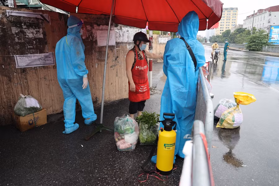 Lực lượng chức năng vẫn túc trực kiểm soát người dân ra vào, đồng thời hỗ trợ tiếp nhận lương thực, nhu yếu phẩm gửi vào bên trong.