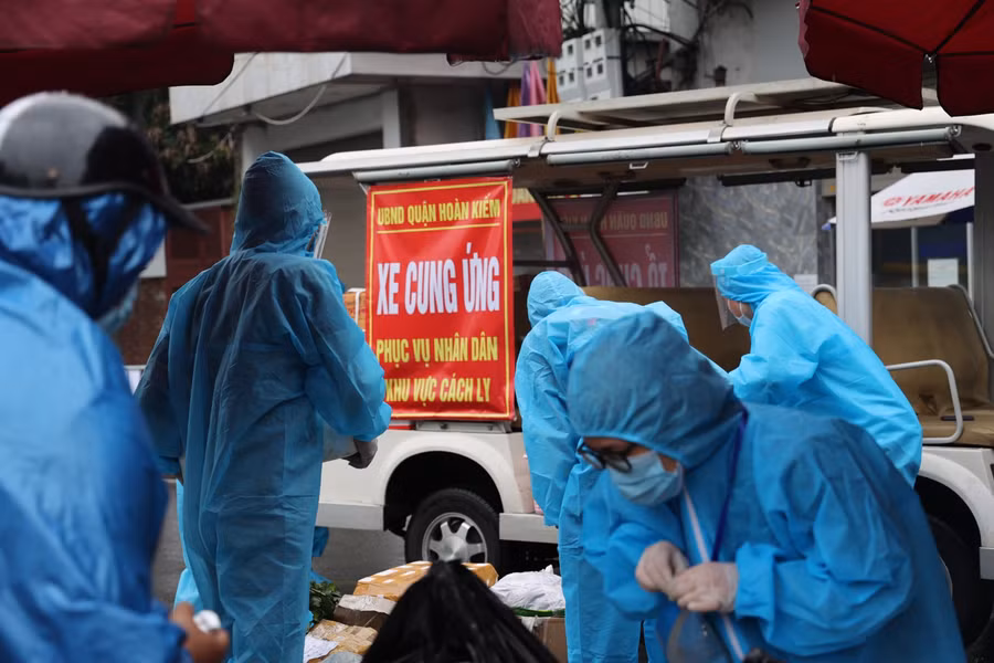 Người dân đội mưa đợi gửi lương thực, nhu yếu phẩm trong khu cách ly ảnh 7