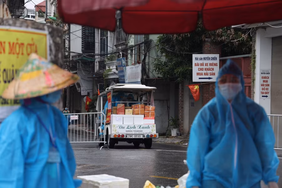 Để người dân yên tâm cách ly, chính quyền địa phương đã huy động xe điện để vận chuyển lương thực, nhu yếu phẩm vào tận tay cho người dân.