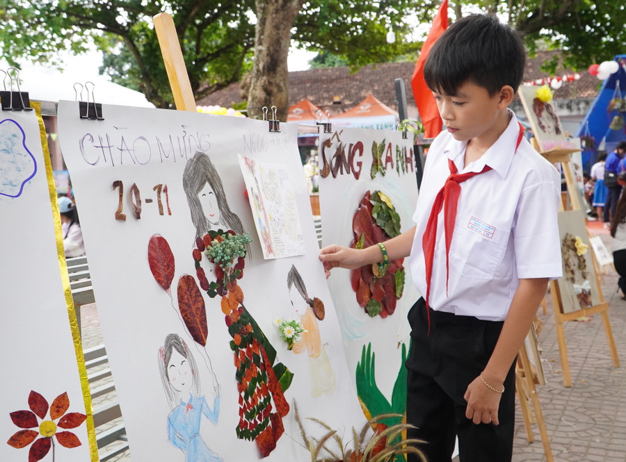 Em Hồ Thế Bắc, lớp 8A5 - Trường THCS Bờ Y (huyện Ngọc Hồi, Kon Tum) chia sẻ: &quot;Bức tranh được em làm từ vật liệu thiên nhiên, thân thiện với môi trường để gửi gắm tình cảm đến thầy, cô những người đã truyền dạy kiến thức cho các thế hệ học sinh. Em kính chúc thầy, cô giáo luôn khoẻ mạnh và tiếp tục hỗ trợ chúng em trên con đường nâng cao tri thức&quot;.