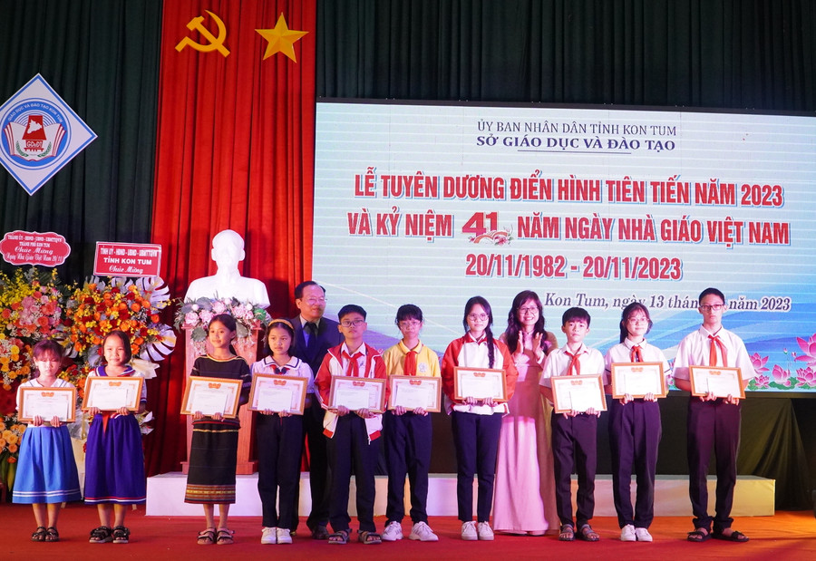 Học sinh có thành tích xuất sắc trong hoạt động giáo dục STEM được Giám đốc Sở GD&amp;ĐT tặng Giấy khen.