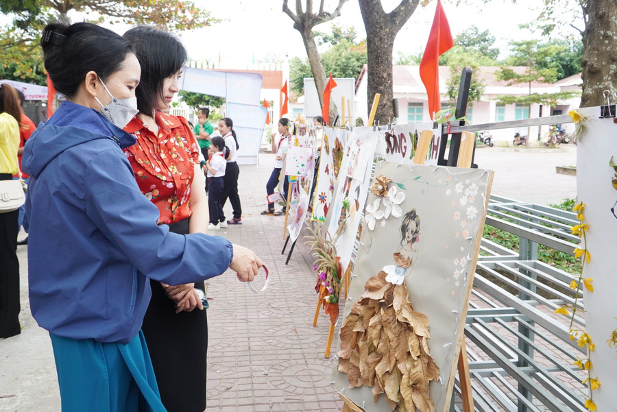 Giáo viên ngắm nhìn những bức tranh đầy sự sáng tạo, thẩm mỹ của học sinh.