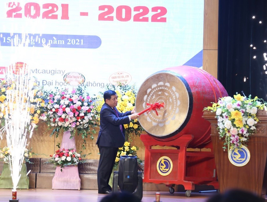 Hồi trống khai trường vang lên báo hiệu năm học mới 2021 - 2022 bắt đầu.