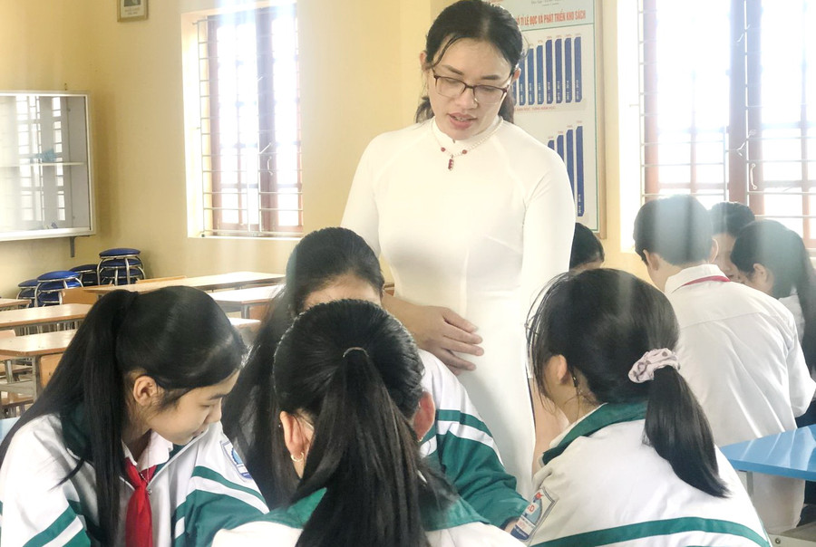 Cô - trò Trường THCS Vũ Hữu (Bình Giang, Hải Dương). Ảnh: Website của Sở GD&ĐT Hải Dương. Cô - trò Trường THCS Vũ Hữu (Bình Giang, Hải Dương). Ảnh: Website của Sở GD&ĐT Hải Dương.