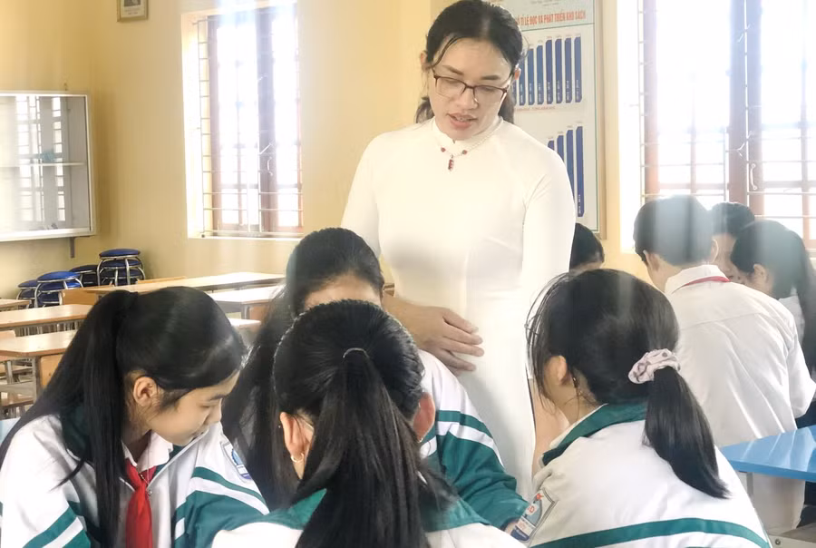 Cô - trò Trường THCS Vũ Hữu (Bình Giang, Hải Dương). Ảnh: Website của Sở GD&amp;ĐT Hải Dương.