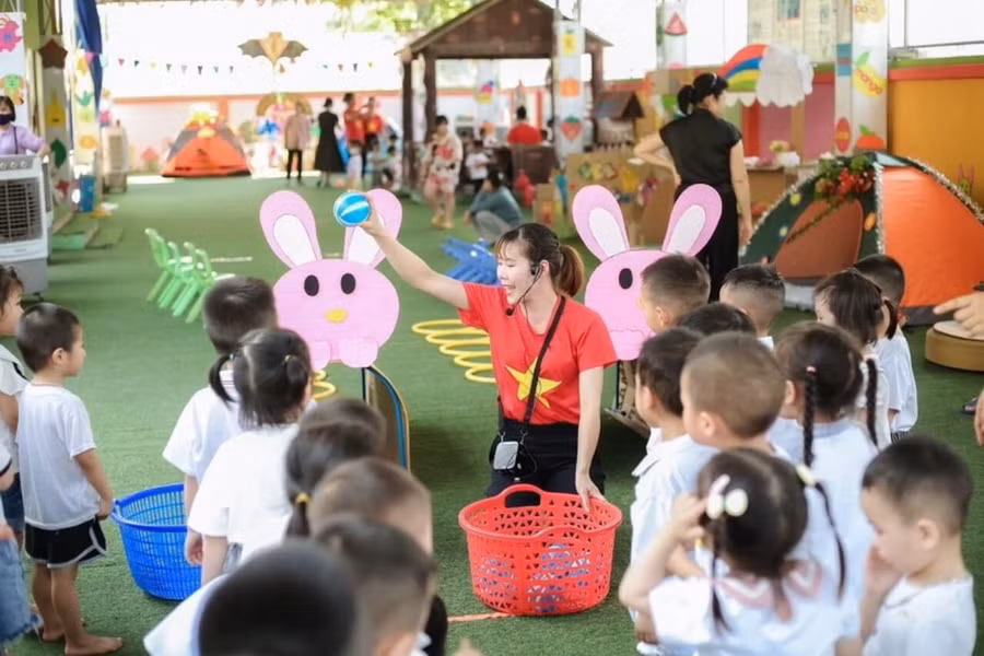 Cô và bé Trường Mầm non Tân Dân (Kinh Môn, Hải Dương). Ảnh: Website của Sở GD&ĐT Hải Dương.