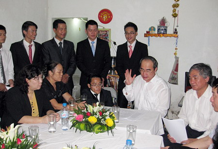 Phó Thủ tướng Nguyễn Thiện Nhân trò chuyện cùng Sơn Lâm và thành viên Công ty Tỏa sáng Phó Thủ tướng Nguyễn Thiện Nhân trò chuyện cùng Son Lâm và thành viên Công ty Tỏa sáng