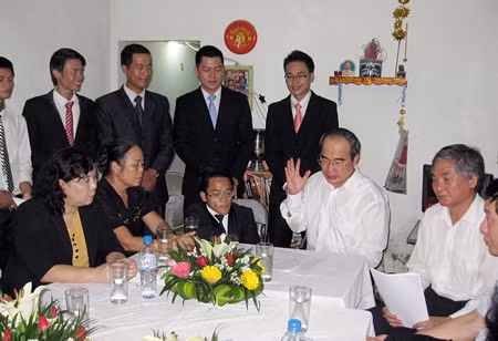 Phó Thủ tướng Nguyễn Thiện Nhân trò chuyện cùng Son Lâm và thành viên Công ty Tỏa sáng