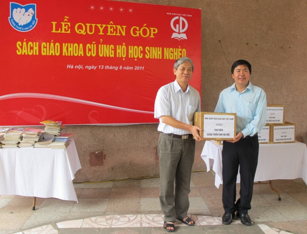 Niềm vui mới đến từ những quyển sách cũ ảnh 3 Đại diện Nhà xuất bản Giáo dục Việt Nam trao tặng sách cho Thư viện Cung thiếu nhi Hà Nội