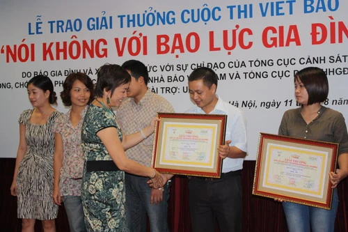 Lễ trao giải cuộc thi viết báo &quot;Nói không với bạo lực gia đình&quot;