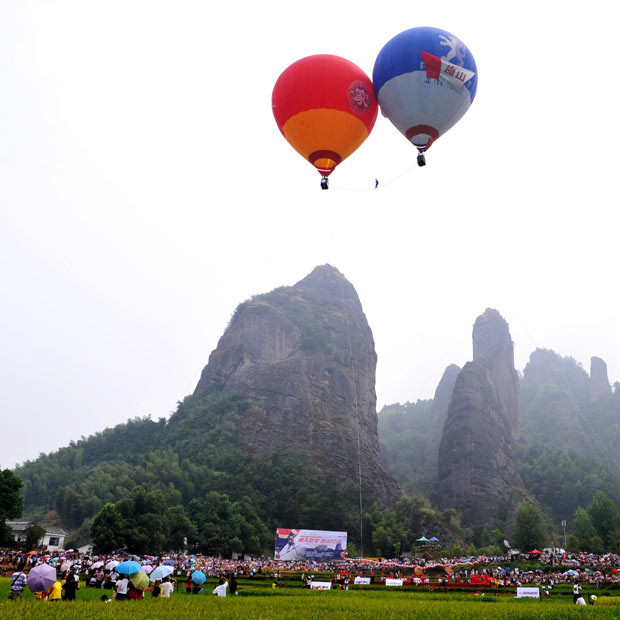 A Chinese high-wire artist has secured his fourth Guinness World Record for traversing a wire strung between two floating hot air balloons, in Xinning County, southern China’s Hunan Province. Saimaiti Aishan walked along a 15-metre long steel wire suspended 30 metres above ground between two hot air balloons, taking three minutes and 38 seconds to make the crossing