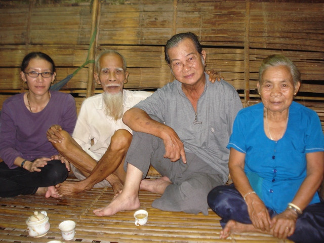 Từ phải sang: Nghệ nhân Hồng Thị Lịch, nhạc sĩ Trần Văn Đính, chồng bà Lịch