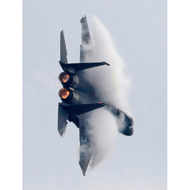 Những hình ảnh ấn tượng tuần qua ảnh 4 A US military aircraft performs during a demonstration flight at the MAKS-2011 International Aviation and Space Show in Zhukovsky, outside Moscow, Russia