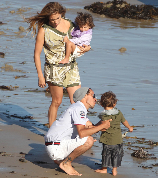 Jennifer Lopez, Marc Anthony đoàn tụ vui vẻ cùng nhau ảnh 1 Cặp đôi và hai con trong một buổi chụp hình quảng cáo