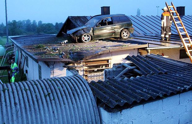 Chùm ảnh: Những "điểm đậu" hy hữu của xe hơi ảnh 8 A car is seen on the roof of a sports club home in Stadtprozelten, Germany. The drunken driver landed his car on the roof after a 30m long ’flight’. He ended up in hospital with severe injuries
