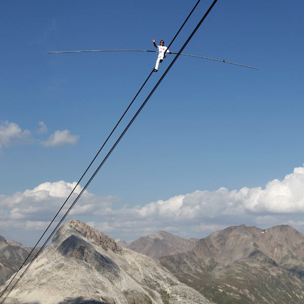 Những hình ảnh ấn tượng tuần qua ảnh 5 Swiss tightrope walker Freddy Nock rests on a cable of the Diavolezza Cable Car near Bernina, Switzerland. Nock is attempting to set a new world record by doing seven summits in Germany, Austria and Switzerland in seven days.