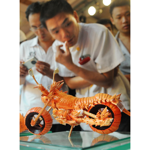 Những hình ảnh ấn tượng tuần qua ảnh 7 Taiwanese chef Huang Mingbo shows off a motorcycle which made from five lobster shells in Fuzhou, Fujian Province, China