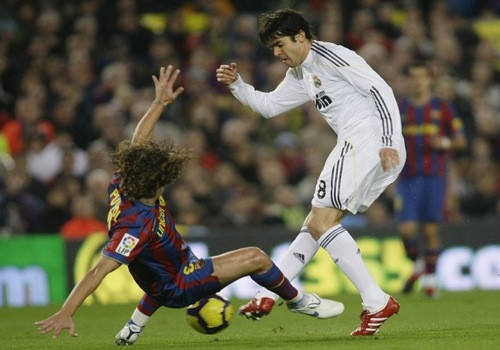 Barca mất đội trưởng Puyol trong trận tranh Siêu cup với Real ảnh 1 Vắng Carles Puyol là một thiệt thòi lớn đối với Barcelona