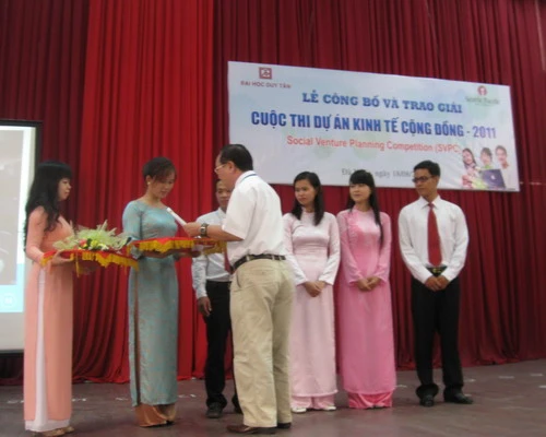 ĐH Duy Tân trao giải cuộc thi &quot; Dự án kinh tế cộng đồng 2011&quot;