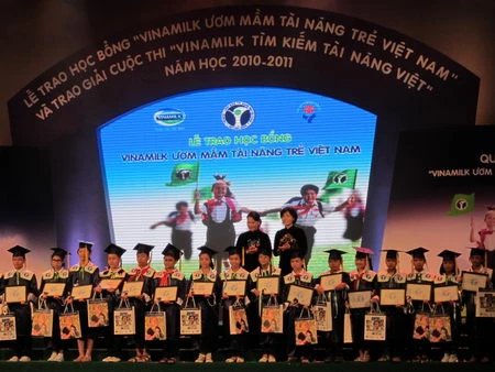 Vinamilk dành 1,5 tỉ đồng trao học bổng năm học 2010-2011