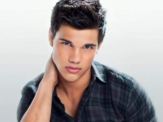 Taylor Lautner thú nhận đã phải lòng Jessica Alba