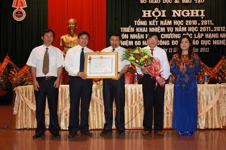 Phó Chủ tịch Uỷ ban nhân dân tỉnh Nghệ An, được sự uỷ nhiệm của Chủ tịch nước, đã trao Huân chương Độc lập hạng Nhì cho ngành giáo dục và đào tạo Nghệ An