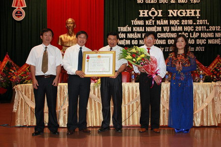 Phó Chủ tịch UBND tỉnh Nghệ An, được sự uỷ nhiệm của Chủ tịch nước, trao Huân chương Độc lập hạng Nhì cho ngành giáo dục và đào tạo Nghệ An Phó Chủ tịch Uỷ ban nhân dân tỉnh Nghệ An, được sự uỷ nhiệm của Chủ tịch nước, đã trao Huân chương Độc lập hạng Nhì cho ngành giáo dục và đào tạo Nghệ An